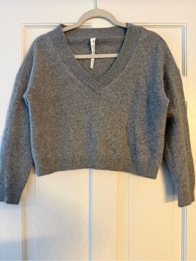 ALO Yoga Gray V-Neck Cropped Sweater